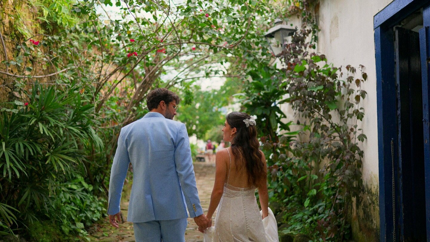 Casamento na Villa Antiga, em Paraty: Bia e Rafa em dois filmes